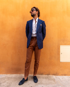 homme-chic-costumé-contre-un-mur-plan-large