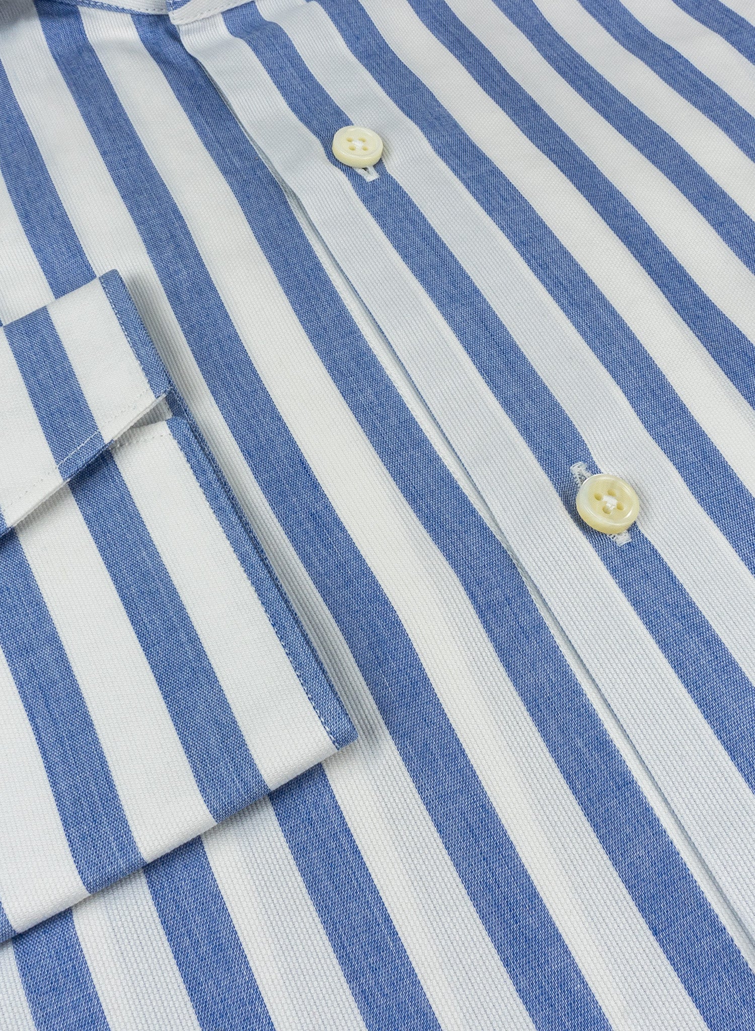 Chemise à fines rayures bleue et blanche